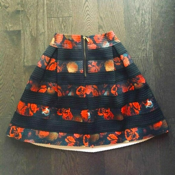 GUESS textured floral skirt (size XS) - Picture 2 of 5